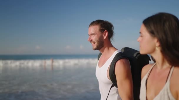 Молода Щаслива Пара Тримає Руки Ходить Розмовляє Пляжі Разом Насолоджуючись — стокове відео