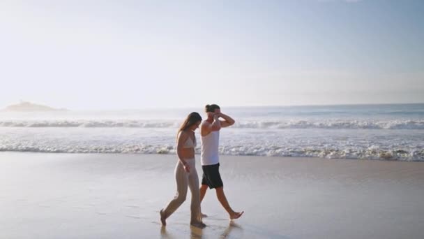 Jovem Casal Feliz Biracial Mãos Dadas Caminhando Praia Juntos Desfrutando — Vídeo de Stock