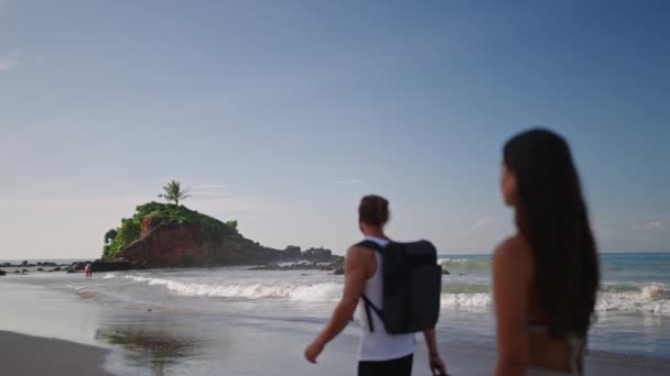 Młoda Birasowa Szczęśliwa Para Trzyma Się Ręce Spaceruje Plaży Ciesząc — Wideo stockowe