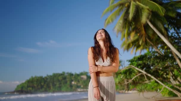 Happy Smiling Multi Ethnic Woman Looking Camera Standing Tropical Beach — ストック動画