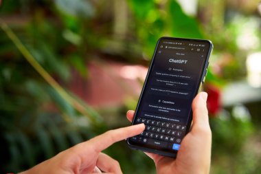 5 Şubat 2023, Mirissa, Sri Lanka. Telefonda OpenAI Chat GPT kullanılıyor. Bir kadın yapay zekayla sohbet ediyor. Sinir ağı dili Mirissa 'yı çevrimiçi olarak test ediyor. GPT yakın çekim yoluyla yapay zeka ile insan görüşmeleri