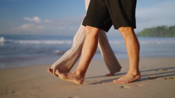 Ben Lykkelige Par Holde Hænder Stranden Sammen Nyder Sommeren Side – Stock-video