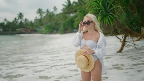 Blonde Caucasian Girl Sunglasses Straw Hat Sea Looking Camera Smiling — Stockvideo