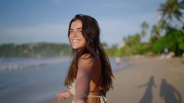 Følg Mig Skudt Ung Smilende Kvinde Der Løber Fra Kameraet – Stock-video