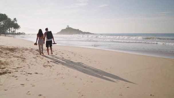 Молода Щаслива Туристична Пара Гуляє Пляжі Разом Насолоджуючись Літнім Оглядом — стокове відео