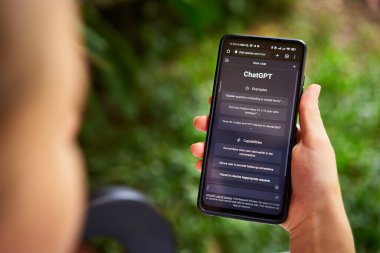 5 Şubat 2023, Mirissa, Sri Lanka. Telefonda OpenAI Chat GPT kullanılıyor. Bir kadın yapay zekayla sohbet ediyor. Sinir ağı dili Mirissa 'yı çevrimiçi olarak test ediyor. GPT yakın çekim yoluyla yapay zeka ile insan görüşmeleri