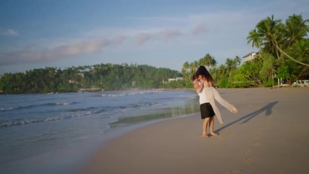 Jovem Casal Feliz Mãos Dadas Correndo Brincando Praia Juntos Desfrutando — Vídeo de Stock