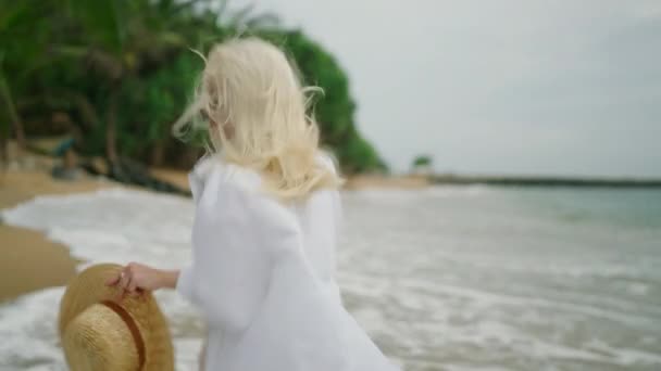 Blonde Caucasian Girl Sunglasses Straw Hat Runs Sea Windy Weather — Stockvideo