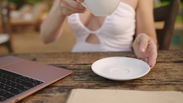 Caucasian Woman Laptop Outdoor Cafe Resort Drinks Coffee Starts Working — 图库视频影像