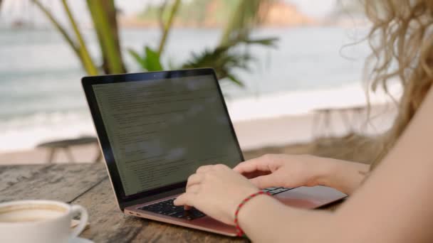 Vrouwelijke Ontwikkelaar Werkt Aan Laptop Bij Oceaan Jonge Vrouw Freelancer — Stockvideo