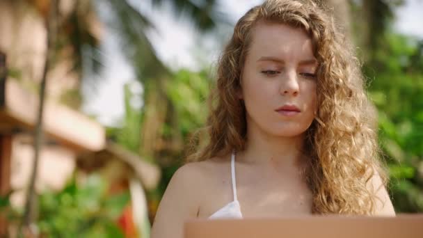 Focused Thoughtful Woman Outdoor Tropical Location Looking Laptop Learning Working — Stock videók