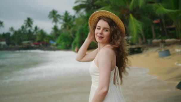 Junge Fröhliche Lockige Kaukasierin Weißem Kleid Mit Strohhut Steht Meer — Stockvideo