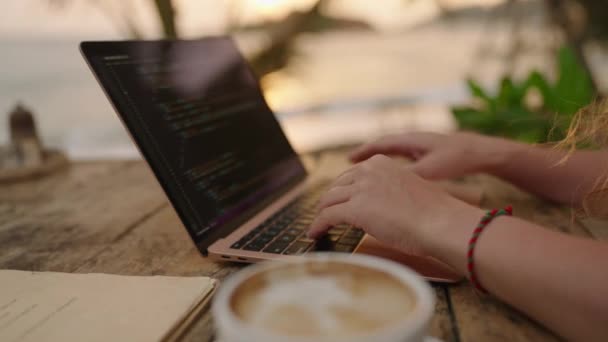 Desenvolvedor Mulher Trabalhando Laptop Por Oceano Jovem Freelancer Sexo Feminino — Vídeo de Stock