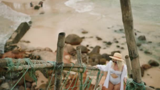 Ein Junges Mädchen Badeanzug Weißem Hemd Und Strohhut Geht Von — Stockvideo