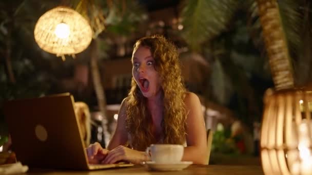 Joven Mujer Caucásica Celebra Triunfo Victoria Mirando Computadora Portátil Mujer — Vídeos de Stock