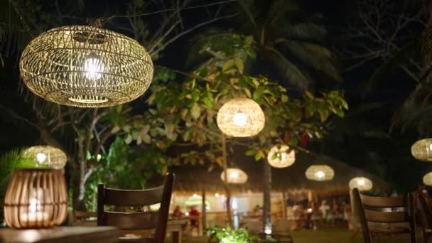 Wiklinowe Lampy Słomkowe Zwisające Drzew Jako Dekoracja Tropikalnym Tle Nocy — Wideo stockowe