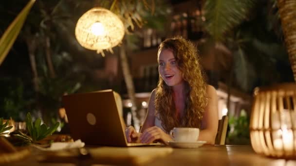 Heyecanlı Beyaz Kadın Bilgisayardan Harika Olumlu Haberler Izliyor Dizüstü Bilgisayara — Stok video