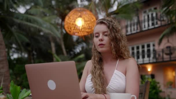 Açık Hava Tropikal Mekanındaki Düşünceli Kadın Dizüstü Bilgisayarların Öğrenimine Bakıyor — Stok video