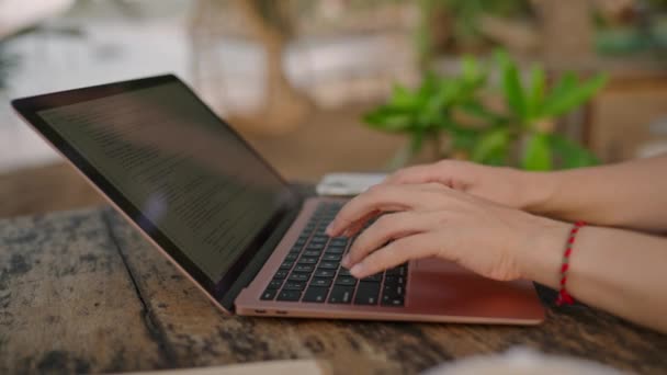 Sahildeki Kafede Dizüstü Bilgisayarda Kod Yazan Genç Bir Kadının Elleri — Stok video