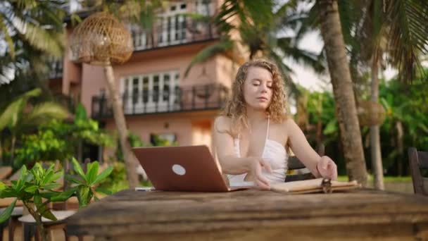 Молода Жінка Працює Ноутбуці Сидячи Відкритому Кафе Природі Жіночий Фрілансер — стокове відео
