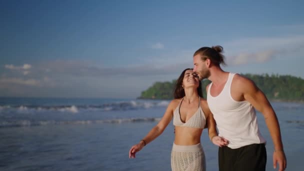 해변을 거닐며 여름을 즐기는 자립생활의 부부들 친구와 친구가해 해변에서 입맞춤을 — 비디오