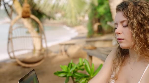 Caucasian Developer Woman Laptop Outdoor Cafe Resort Drinks Coffee Starts — Stok video