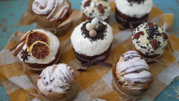 Gâteaux Pâques Traditionnels Décorés Manière Créative Avec Glaçage Blanc Fruits — Video