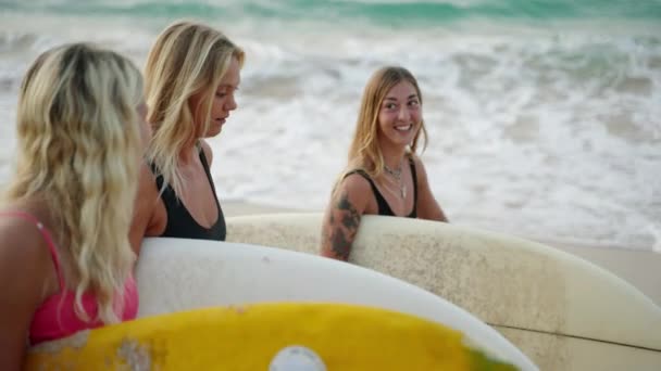 Surfer Piger Langs Stranden Ved Solopgang Kvindelige Surfere Transporterer Surfbrætter – Stock-video