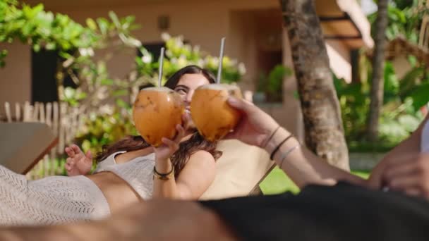 Mladý Šťastný Multietnický Pár Odpočívající Lehátkách Tropickém Letovisku Cinkat Pít — Stock video