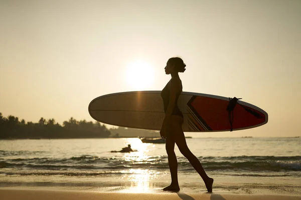 Mujer Afroamericana Caminando Con Tabla Surf Playa Del Océano Surfista —  Fotos de Stock