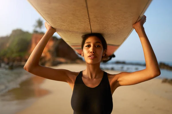 Mujer Afroamericana Pie Con Tabla Surf Cabeza Una Playa Del —  Fotos de Stock