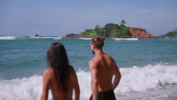 Jovem Casal Biracial Alegre Trajes Banho Caminhando Direção Oceano Falar — Vídeo de Stock