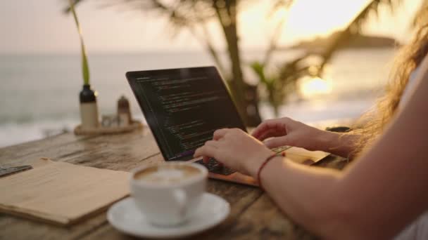 Junge Entwicklerin Arbeitet Laptop Apps Meer Freiberuflerin Tropischen Outdoor Café — Stockvideo
