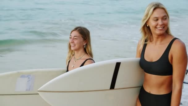 Usmívající Bělošské Surfařky Kráčející Pláži Úsvitu Veselí Surfaři Nesoucí Surfovací — Stock video