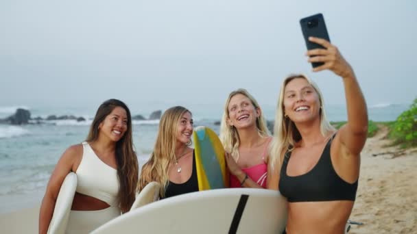 Boldog Multiracionális Szörfös Lányok Bikiniben Akik Szelfiket Készítenek Szörfdeszkákkal Tengerparton — Stock videók