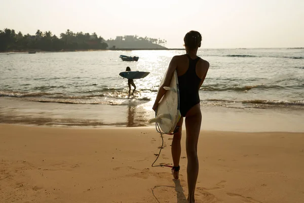Donna Afroamericana Che Corre Con Tavola Surf Sulla Spiaggia Dell — Foto Stock