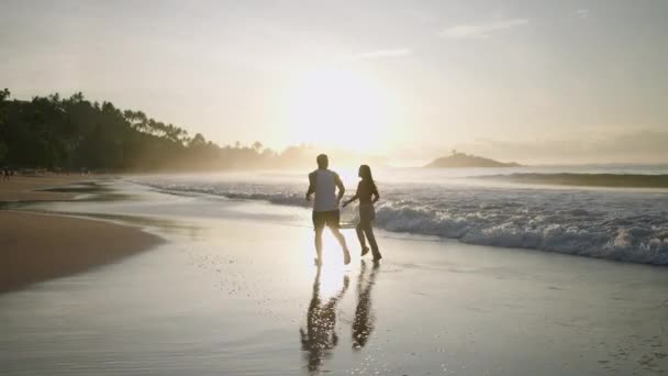 Silhouettes Young Happy Couple Holding Hands Running Beach Together Enjoying — Video