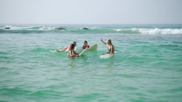 Jonge Gelukkige Diverse Vrouwen Surfers Zitten Surfplanken Drijvend Spetterend Geven — Stockvideo