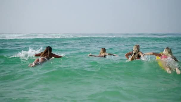 Jonge Multiraciale Vrouwen Surfen Surfplanken Varen Golven Zee Tropisch Strand — Stockvideo