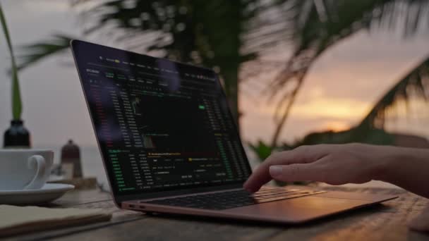 Krypto Händlerin Laptop Die Online Kerzenständer Charts Checkt Und Outdoor — Stockvideo