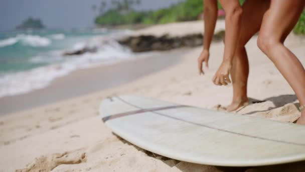 Blonde Bronzée Mince Surfeuse Épilation Planche Surf Sur Plage Préparant — Video