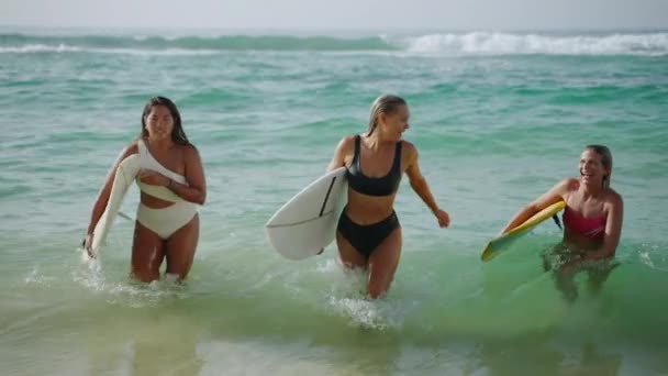 Vrolijke Vrouwelijke Surfers Bikini Die Surfplanken Dragen Die Zonder Water — Stockvideo