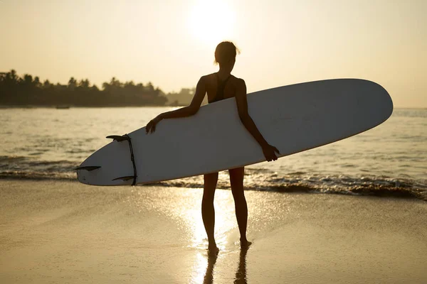 Donna Afroamericana Che Cammina Con Tavola Surf Sulla Spiaggia Dell — Foto Stock
