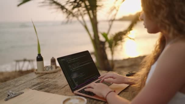 Kobieta Deweloper Pracuje Nad Laptopem Nad Oceanem Młoda Kobieta Pracująca — Wideo stockowe