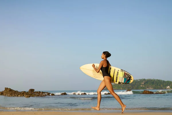 Donna Afroamericana Che Corre Con Tavola Surf Sulla Spiaggia Dell — Foto Stock
