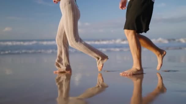 Legs Happy Couple Holding Hands Walking Beach Together Enjoying Summer — Vídeo de Stock