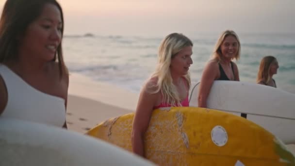 Joyeuses Surfeuses Marchant Long Plage Lever Soleil Des Surfeuses Joyeux — Video