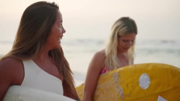 Heureuses Filles Asiatiques Caucasiennes Surfeuses Marchant Long Plage Lever Soleil — Video