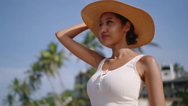 Mulher Negra Chapéu Palha Olhando Para Oceano Resort Tropical Luxo — Vídeo de Stock