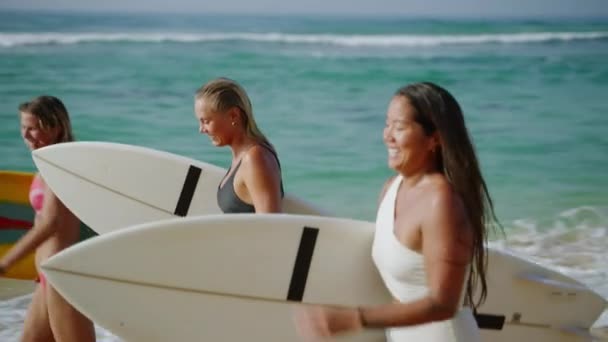 Vrolijke Vrouwelijke Surfers Bikini Die Surfplanken Dragen Die Langs Oceaantij — Stockvideo